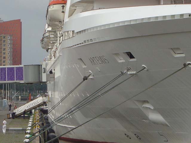 Cruiseschip ms Artemis van P&O aan de Cruise Terminal Rotterdam